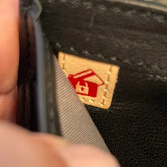 TUMI black leather bifold passport wallet Rfid protected slim profile travel - Picture 8 of 9